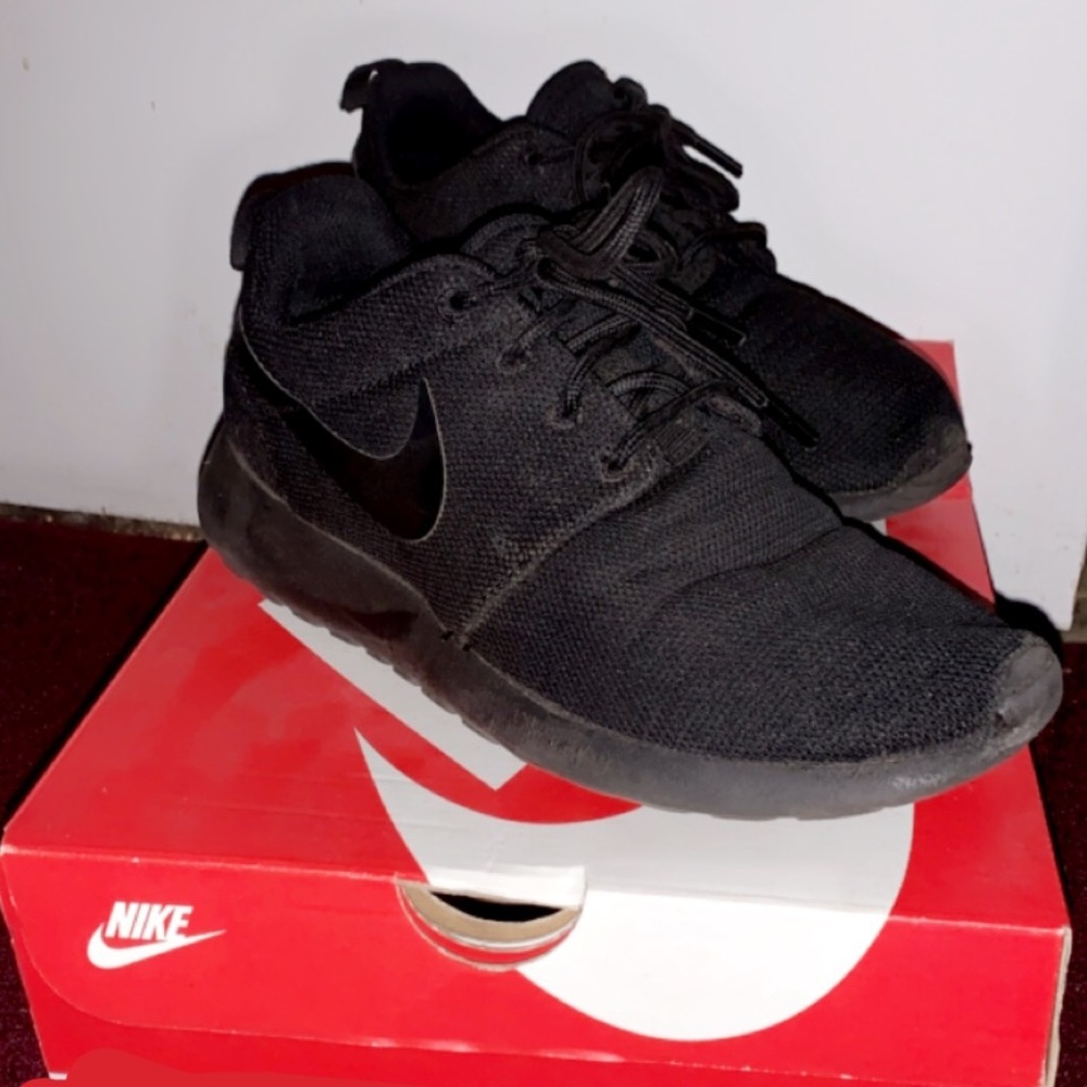 black nike roshes